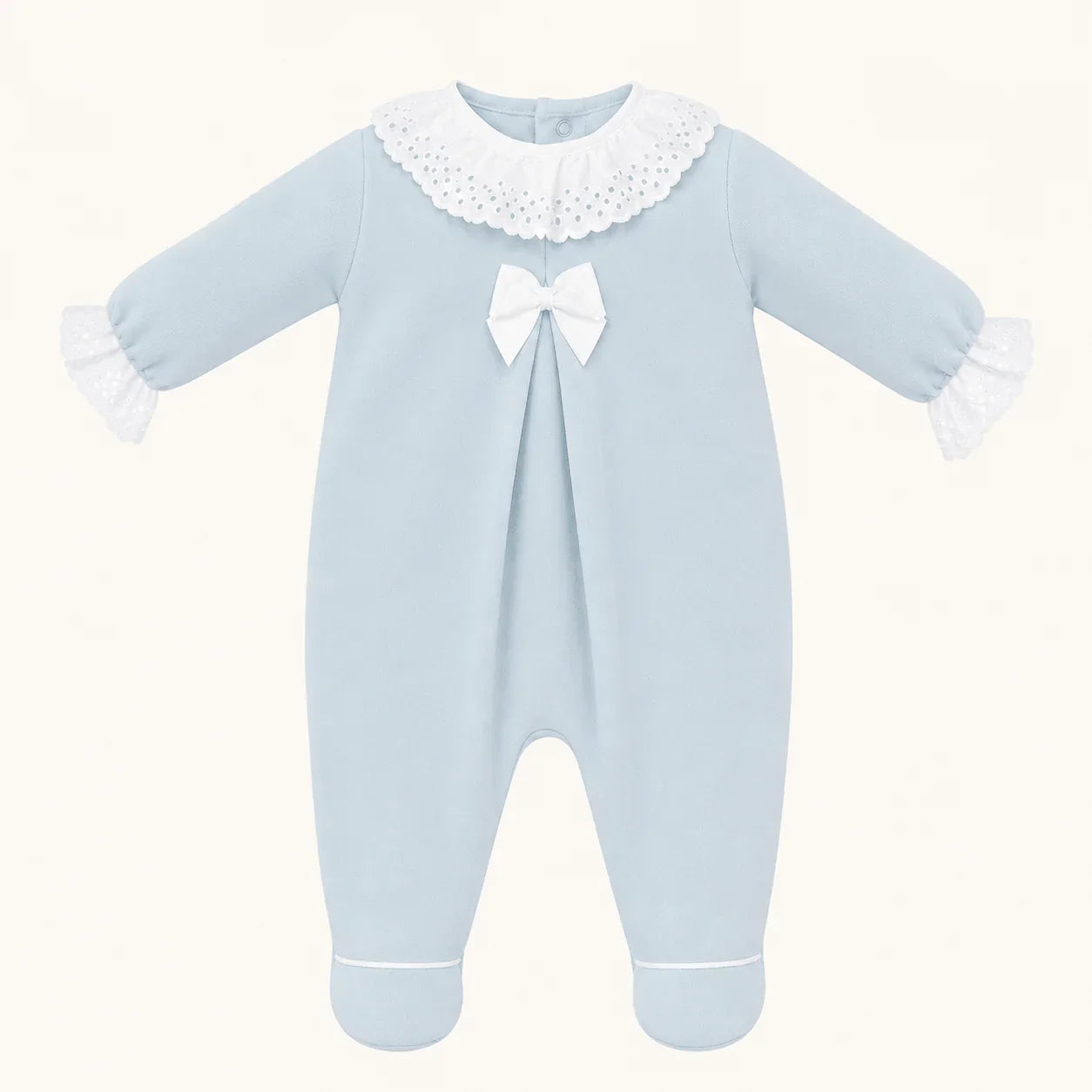 Babygrow azul de malha para bebê com gola e punhos de renda branca e laço decorativo.