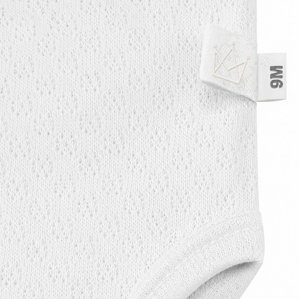 Roupa de bebé branca com etiqueta 9M e coroa bordada, tecido respirável e confortável