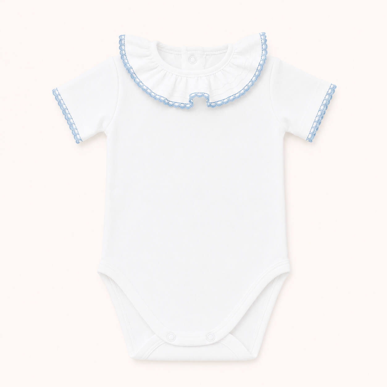 Body branco para bebê com detalhes em azul claro, ideal para recém-nascidos