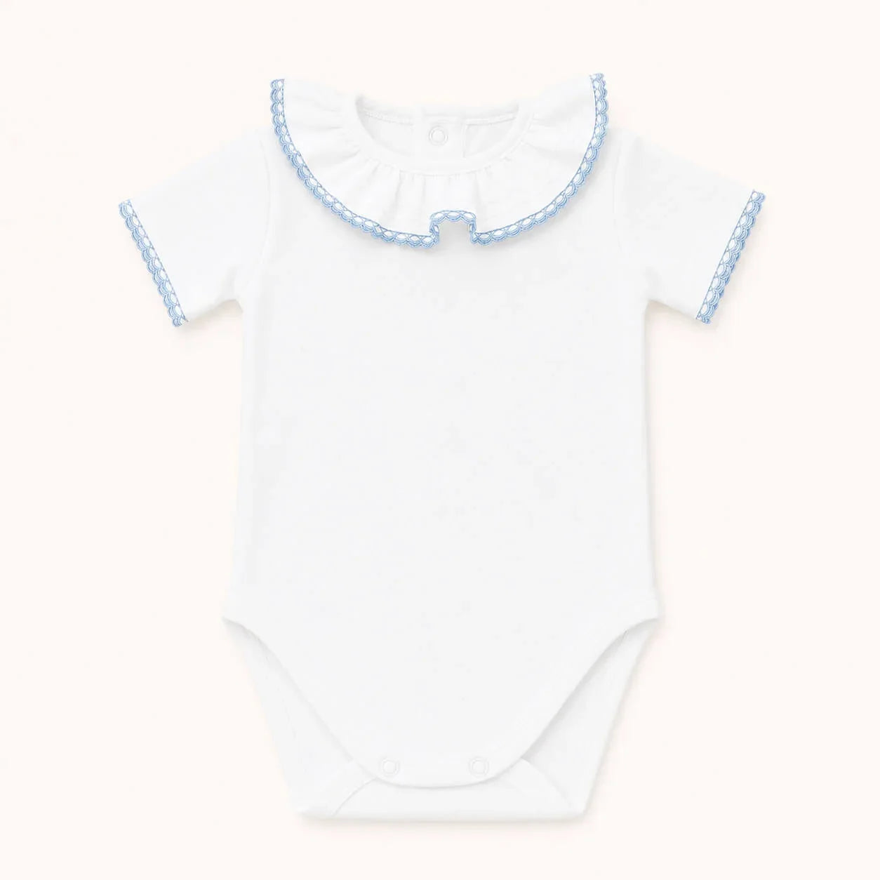 Body branco para bebê com detalhes em azul claro, ideal para recém-nascidos
