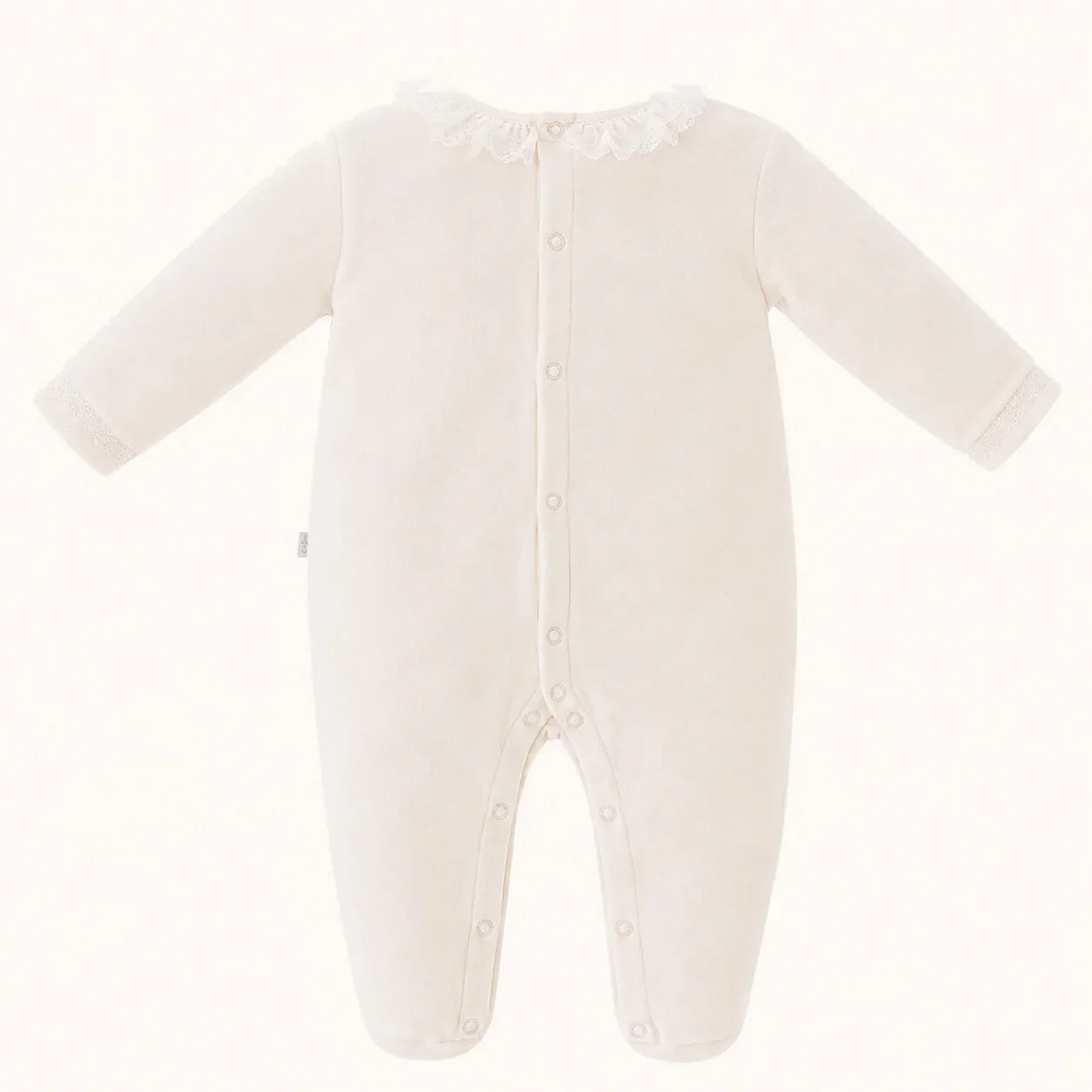Macacão bebê branco com babado de renda, botões frontais e mangas compridas, ideal para recém-nascidos