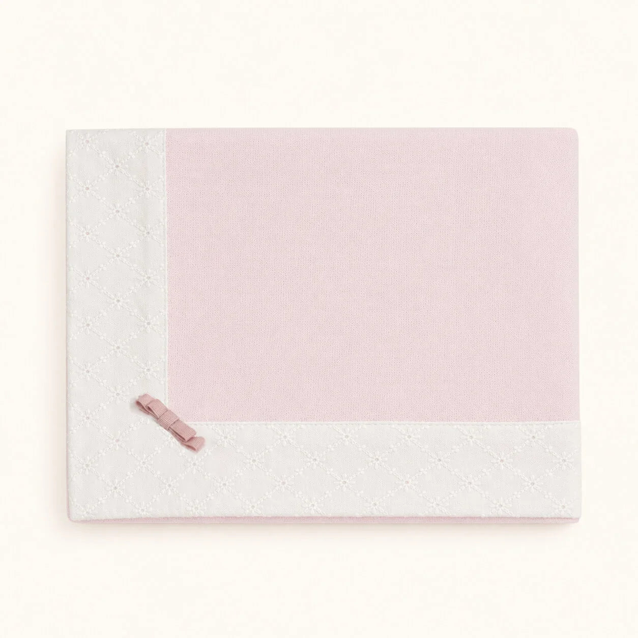 Manta de bebê rosa com bordado branco e laço delicado, ideal para recém-nascidos