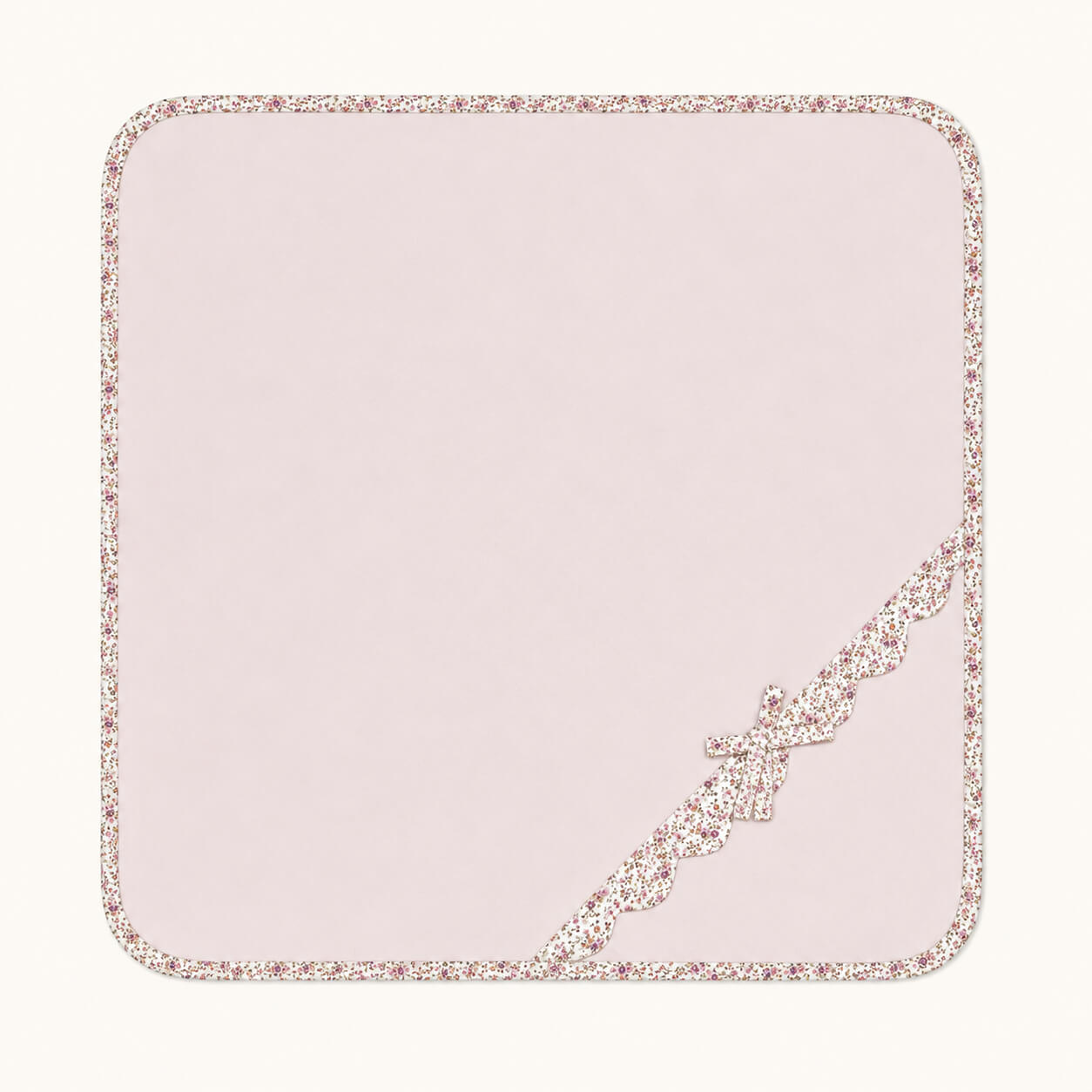 Toalha de bebê rosa com borda floral e laço delicado, ideal para enxoval de recém-nascido