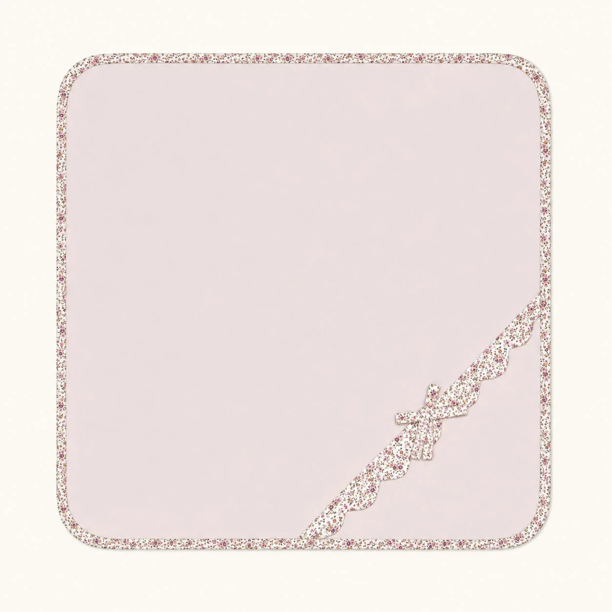 Toalha de bebê rosa com borda floral e laço delicado, ideal para enxoval de recém-nascido
