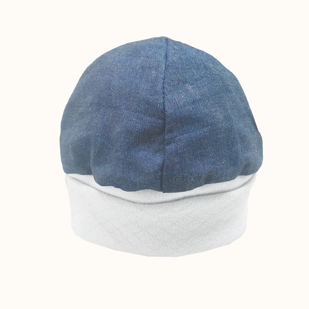 Chapéu de bebê em tecido azul com acabamento branco, ideal para recém-nascidos