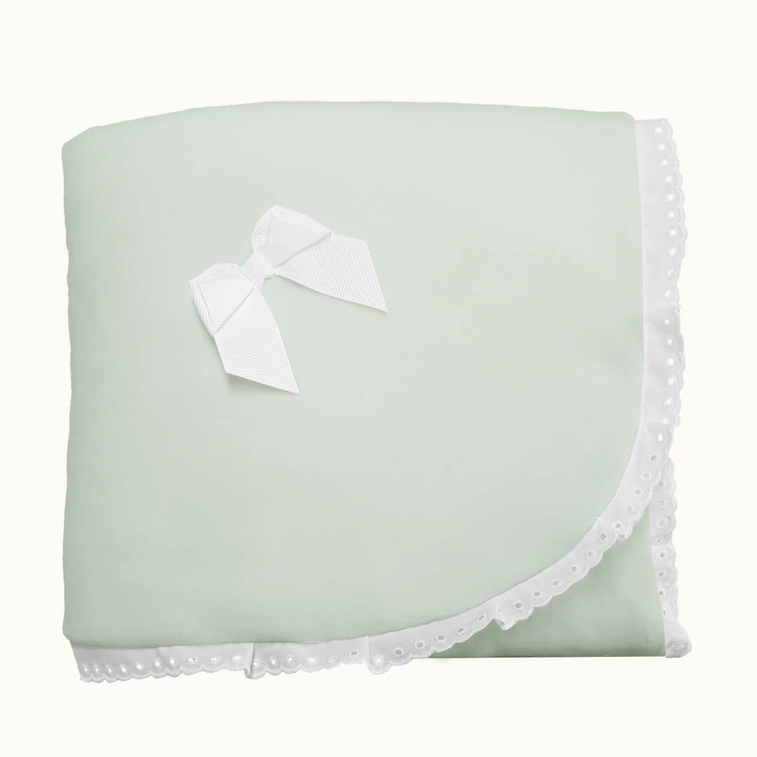 Manta bebé verde menta com laço branco e bordado delicado, ideal para recém-nascidos