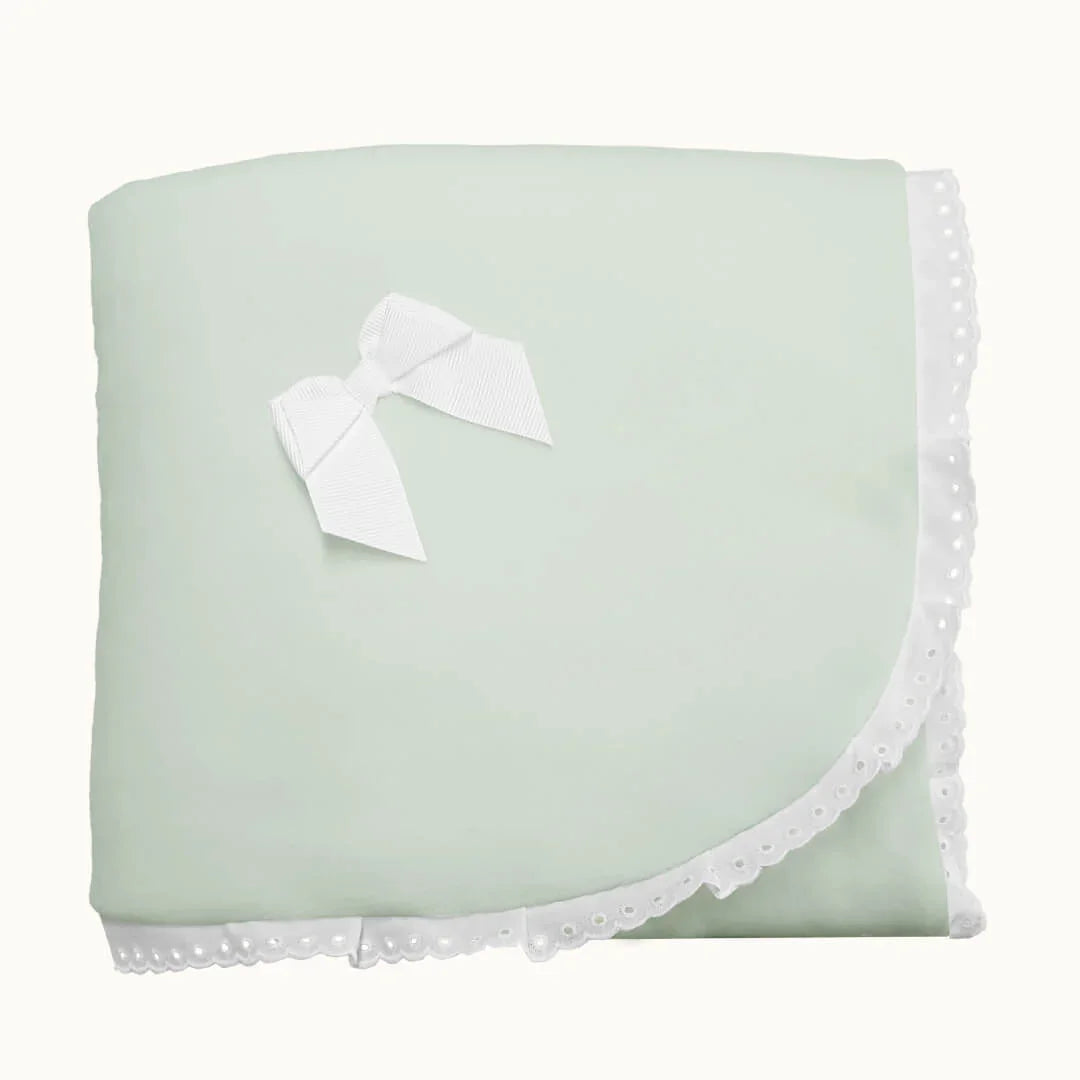 Manta bebé verde menta com laço branco e bordado delicado, ideal para recém-nascidos