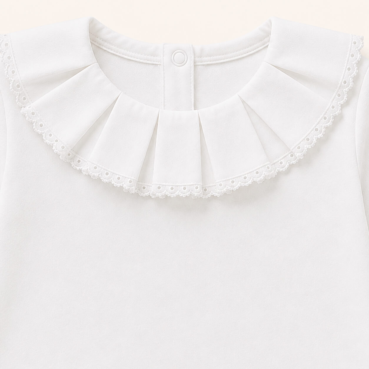 Pormenor de gola classic branco com bordado inglês. tudo em algodão macio, ideal para qualquer idade do bebé