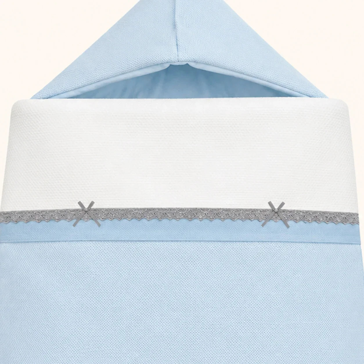 Enxoval bebê azul claro com detalhes em cinza e bordado delicado, ideal para recém-nascidos.