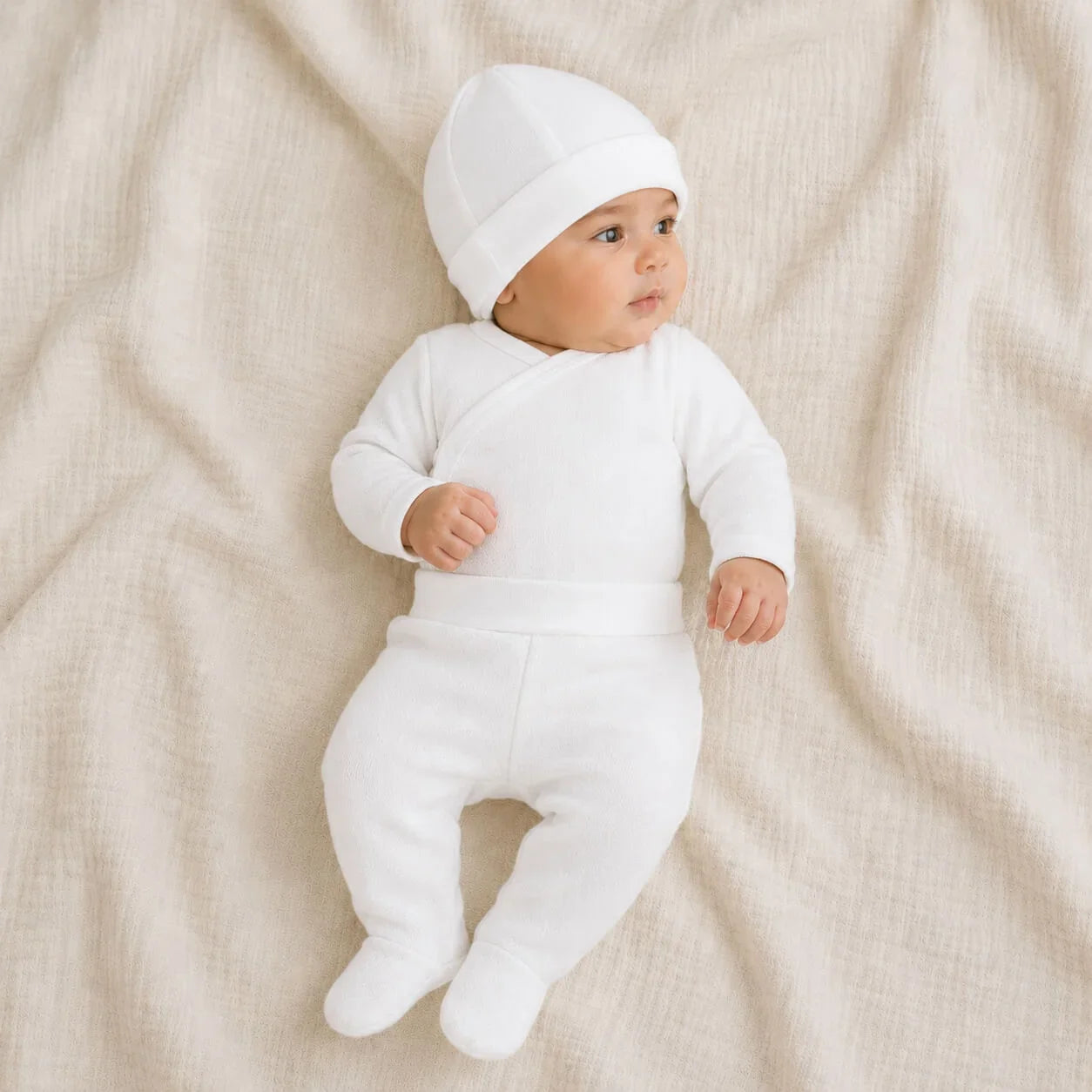 Bebê recém-nascido com roupa branca e gorro, confortável e macio para pele delicada