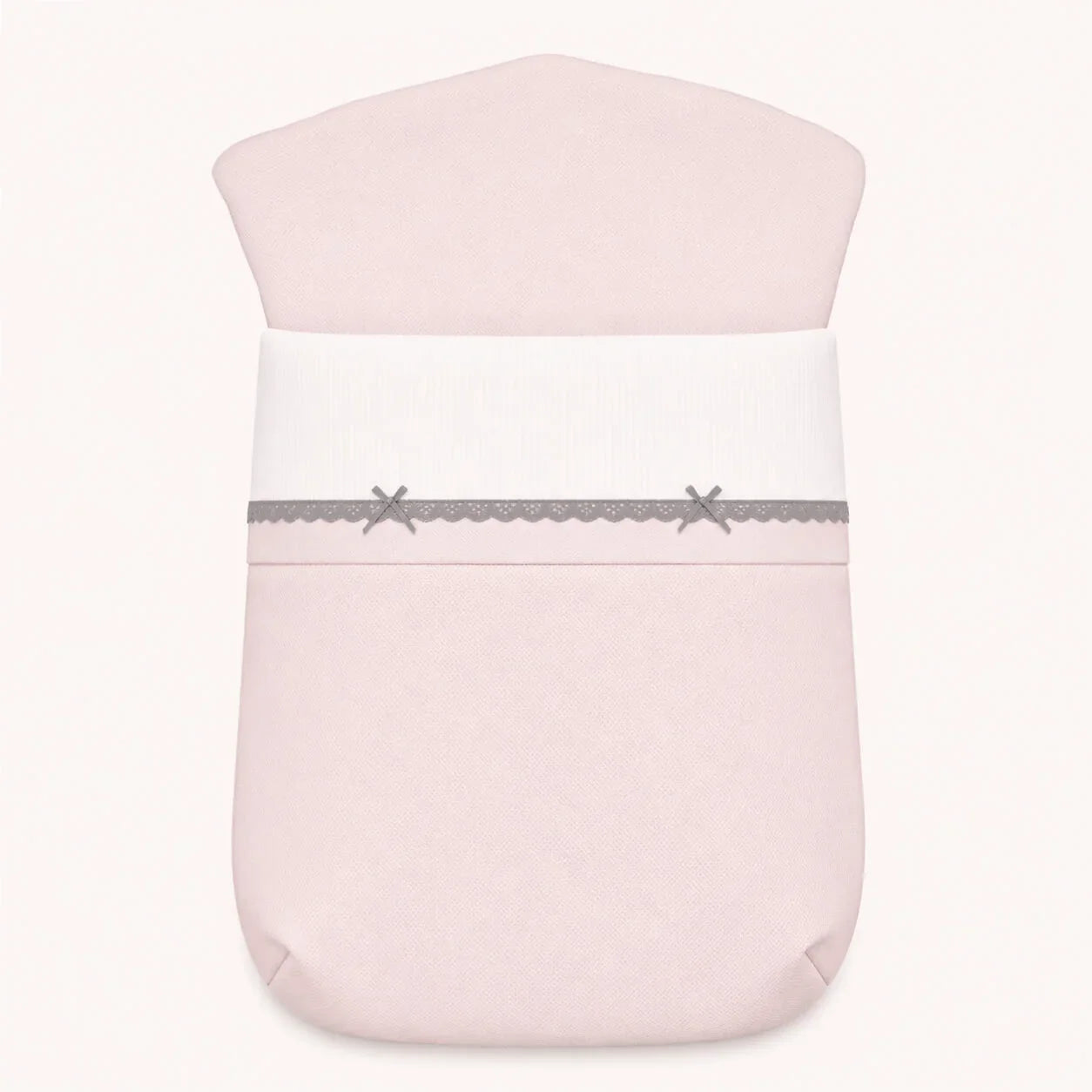 Roupa de bebé rosa com detalhes em renda cinza e laços, ideal para recém-nascidos