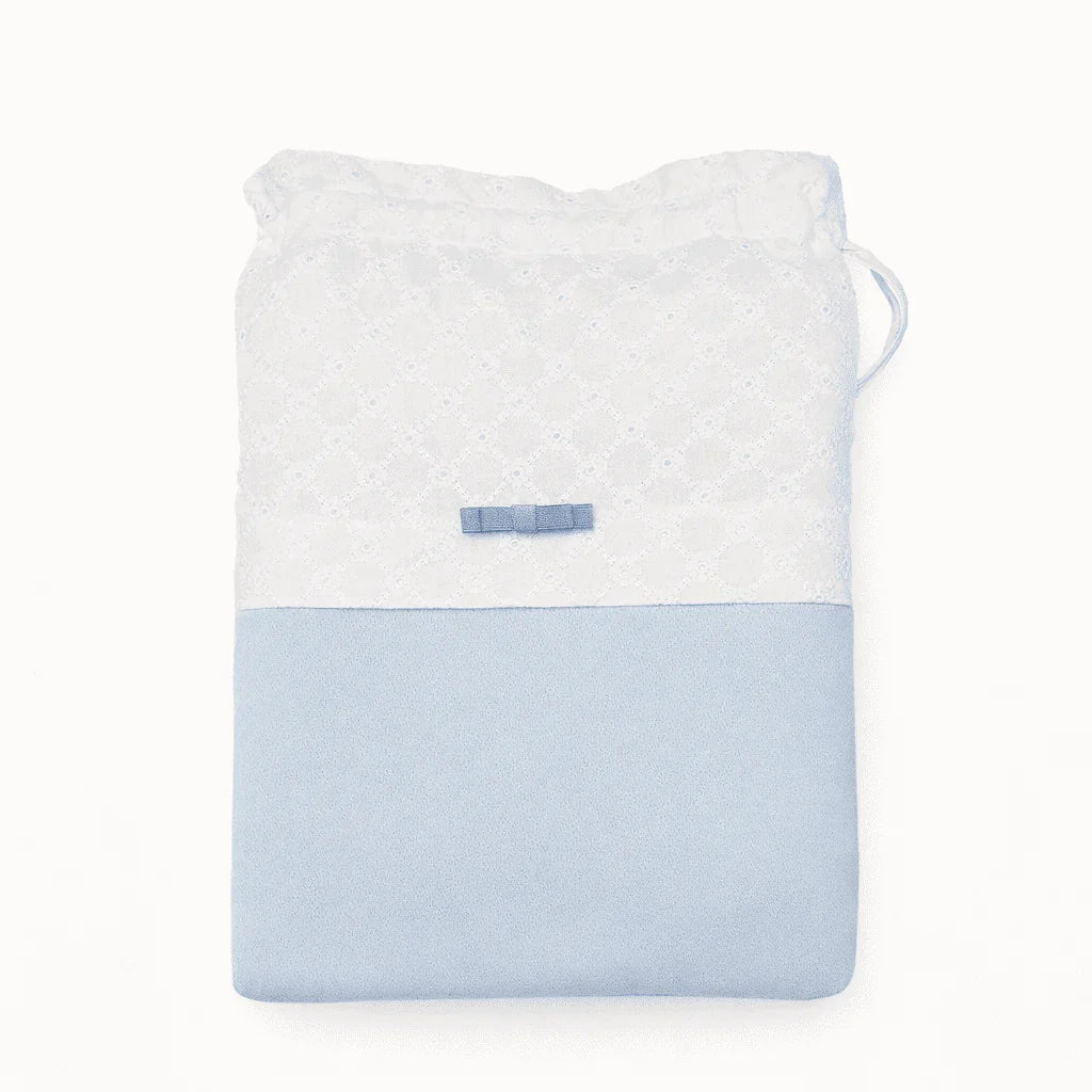 Saco para roupa de bebé azul claro com detalhe de renda branca e laço decorativo.
