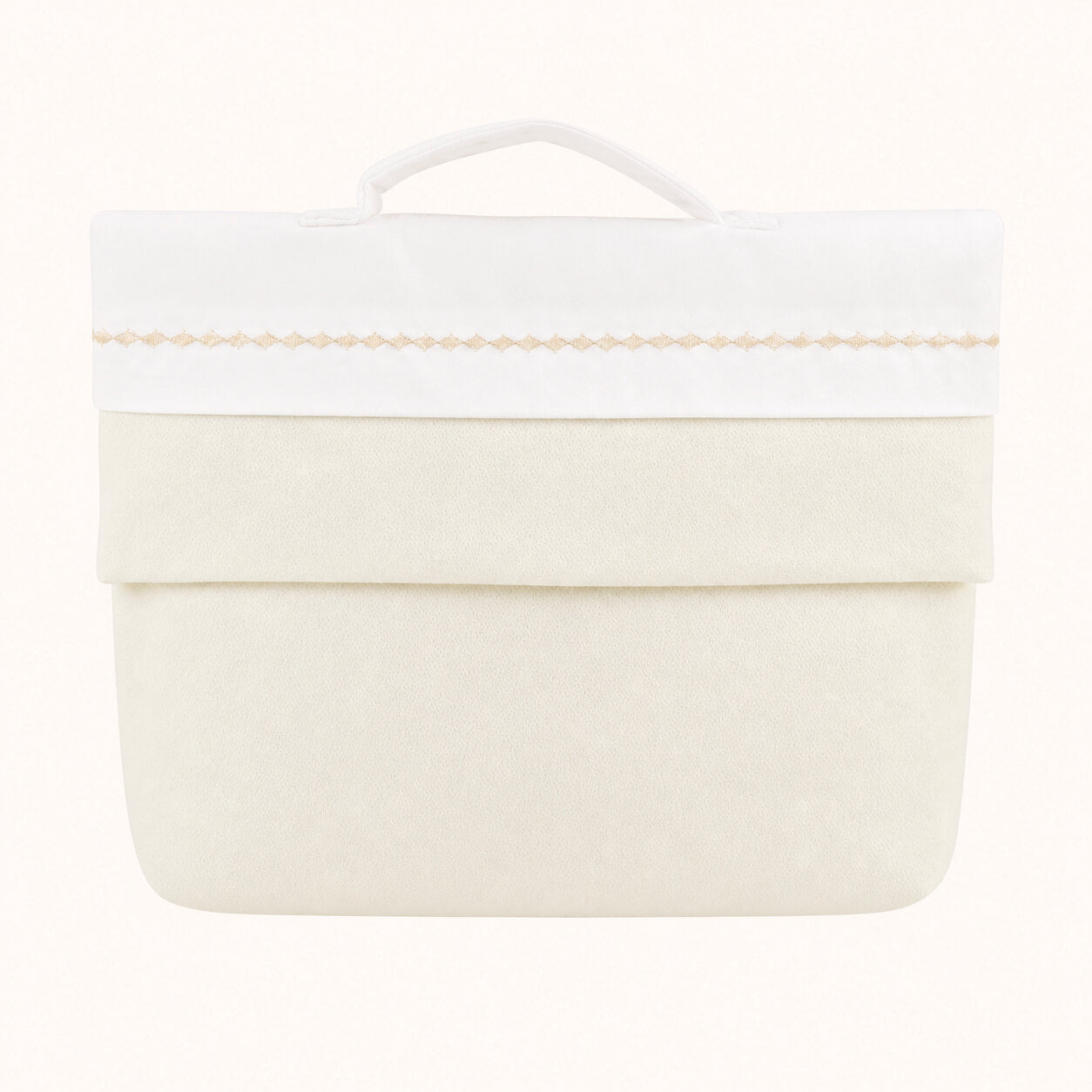 Saco para primeira roupa de bebê bege e branco com detalhe bordado, tecido macio.