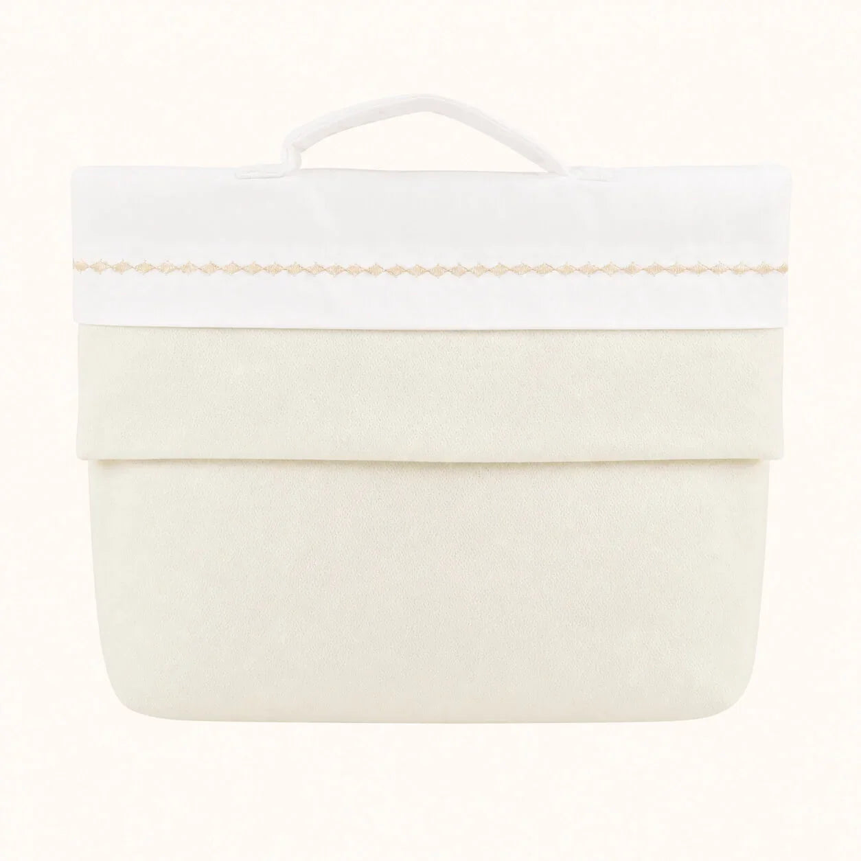 Saco para primeira roupa de bebê bege e branco com detalhe bordado, tecido macio.