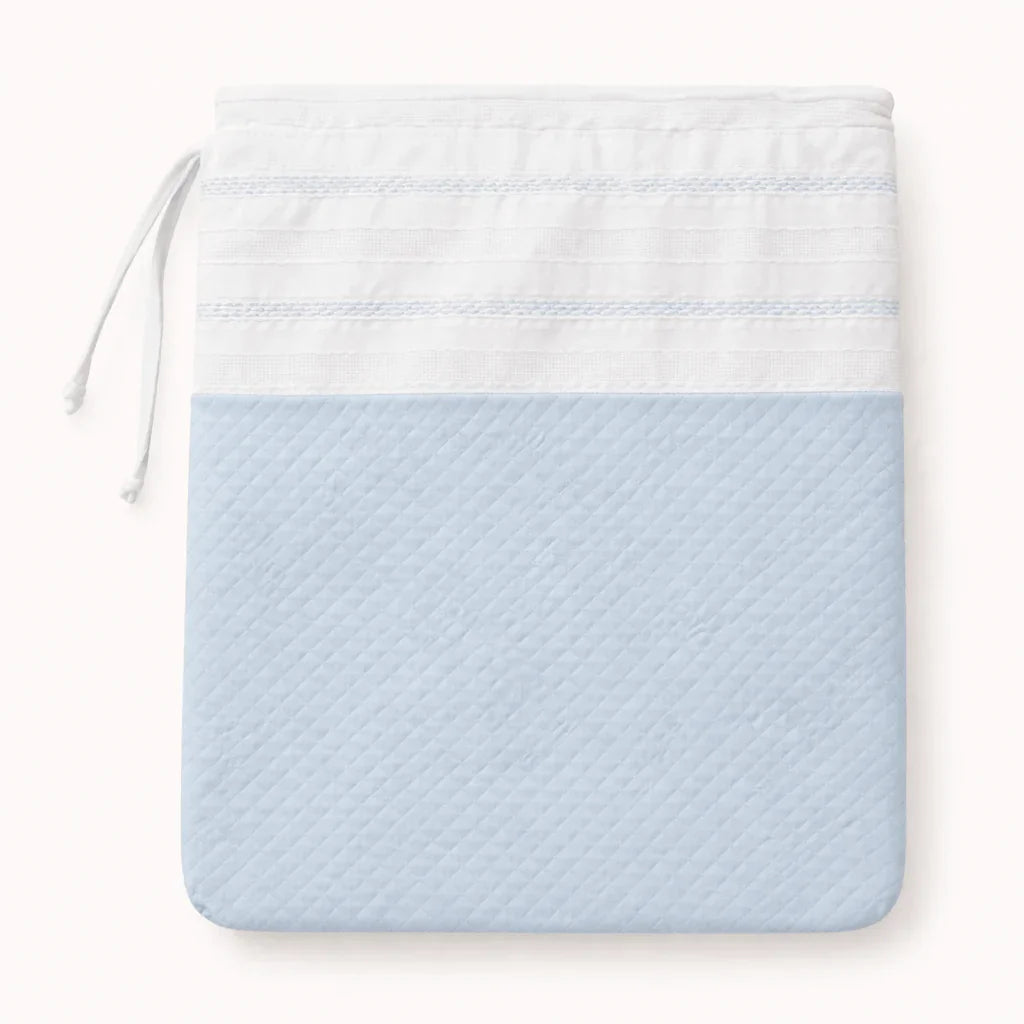 Saco para roupa de bebé azul claro com fecho de cordão e detalhes delicados