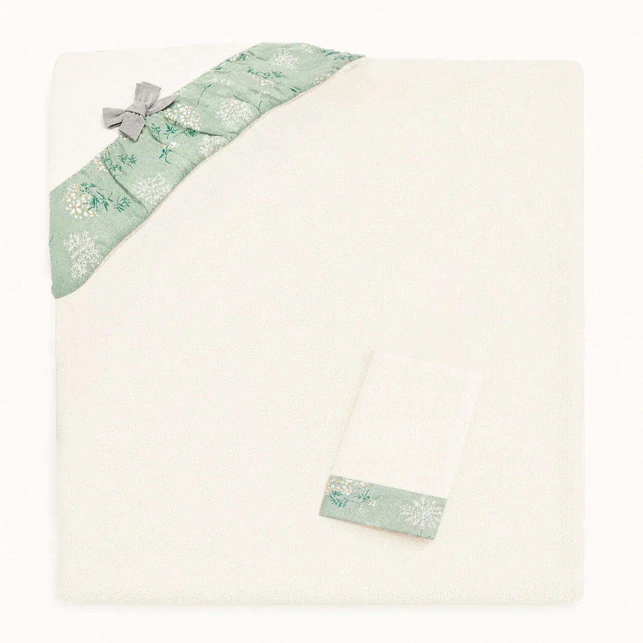 Manta de bebé branca com detalhes em verde e flores, ideal para recém-nascidos