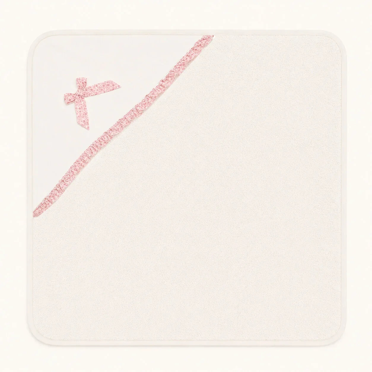 Toalha de bebê branca com detalhe em rosa e laço, ideal para recém-nascidos
