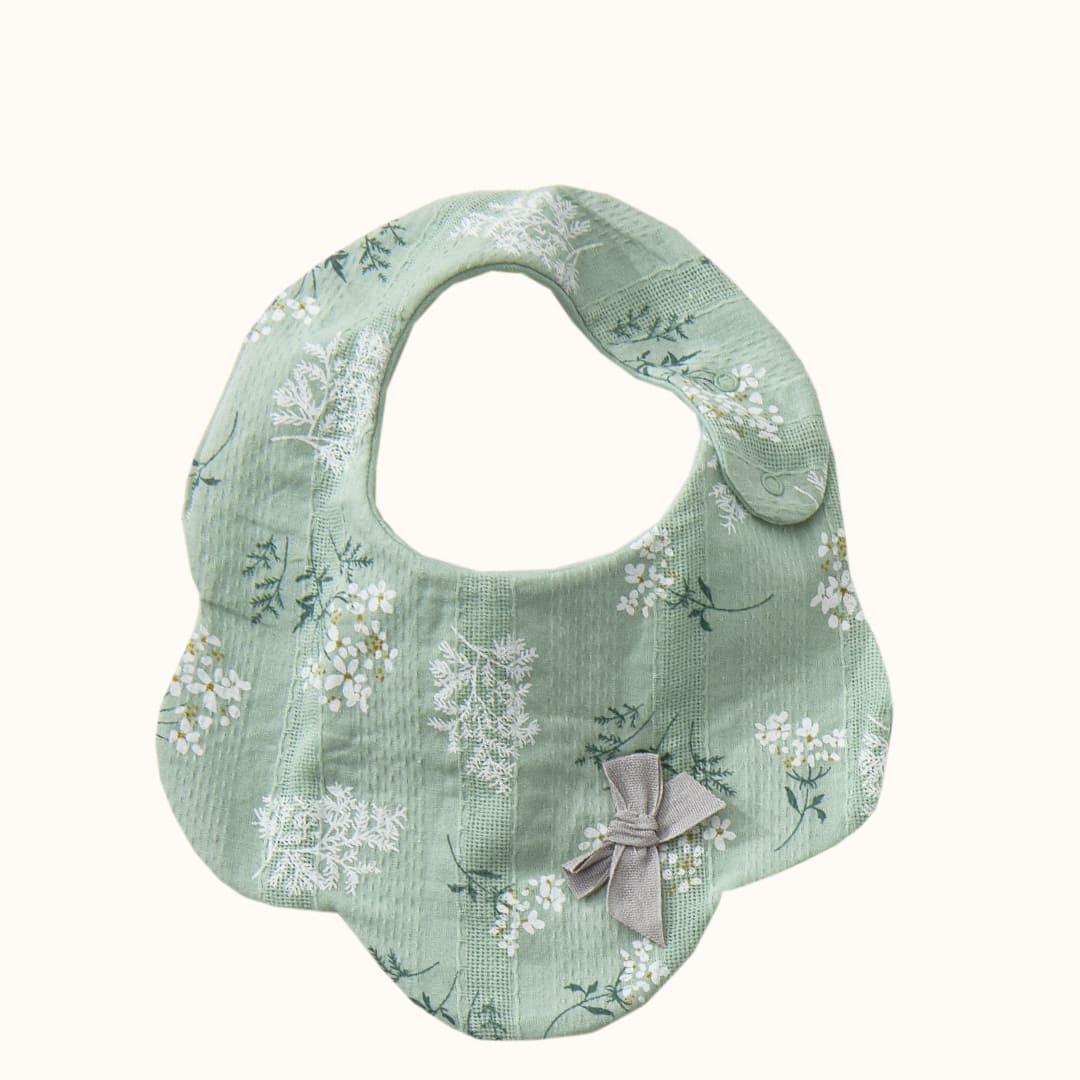 babete verde para bebé com estampa floral e laço, enxoval delicado e confortável