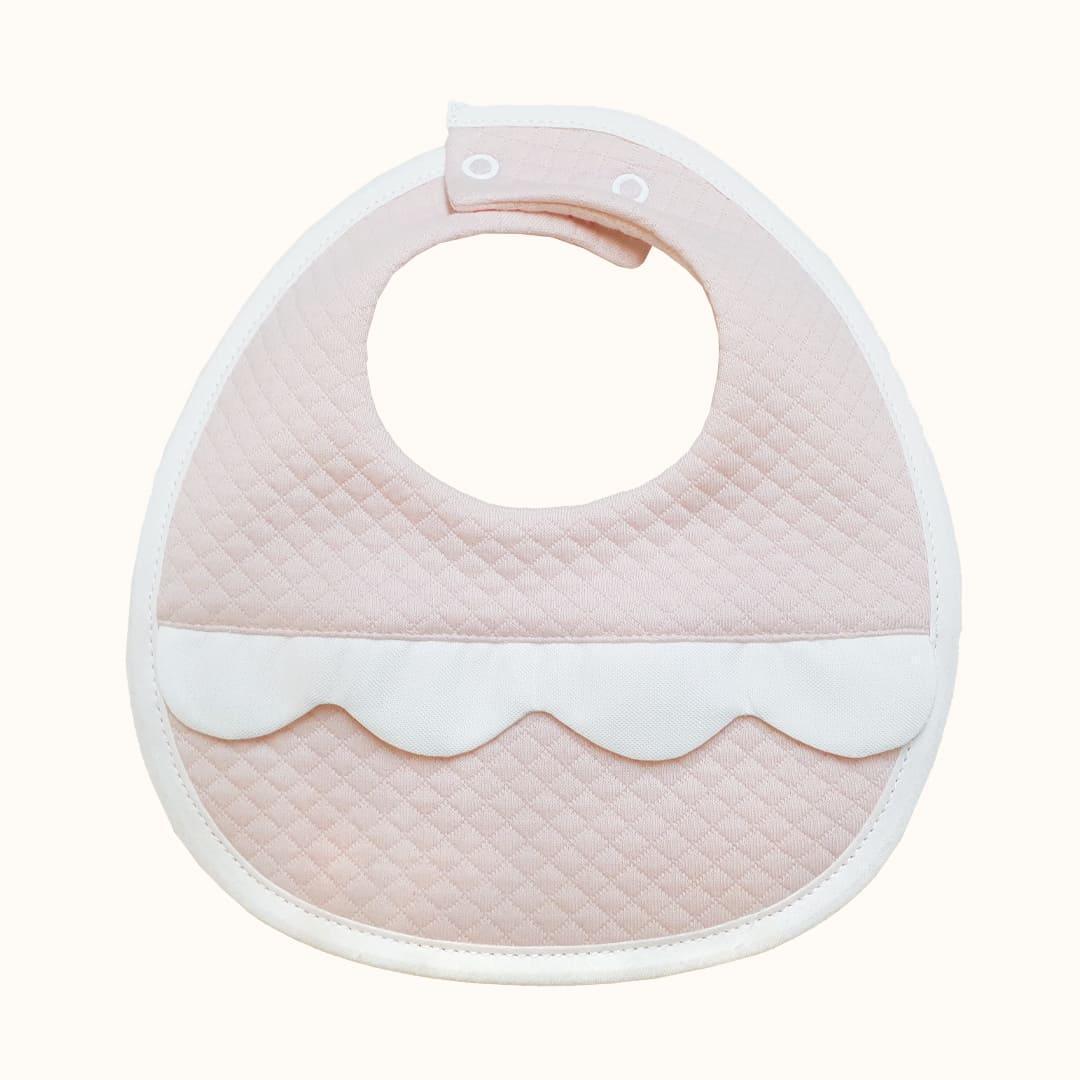 Babete de malha rosa acolchoado para bebé, detalhe branco ondulado, confortável e delicado