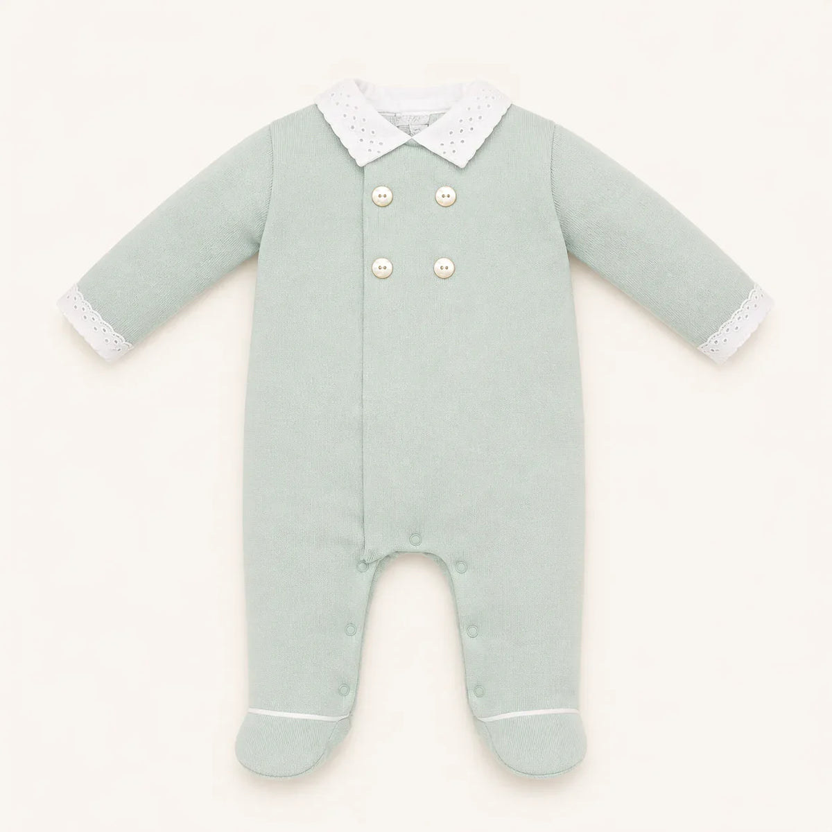 Babygrow verde para menino, manga comprida, gola e punhos brancos com renda, botões decorativos.