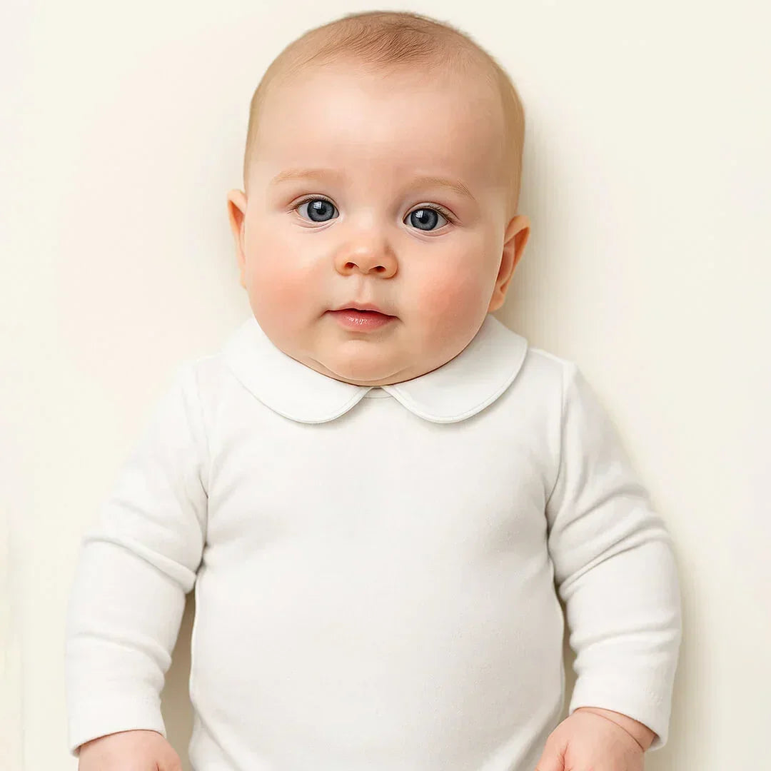 Menino com Body algodão branco, confortável suave e fácil de vestir
