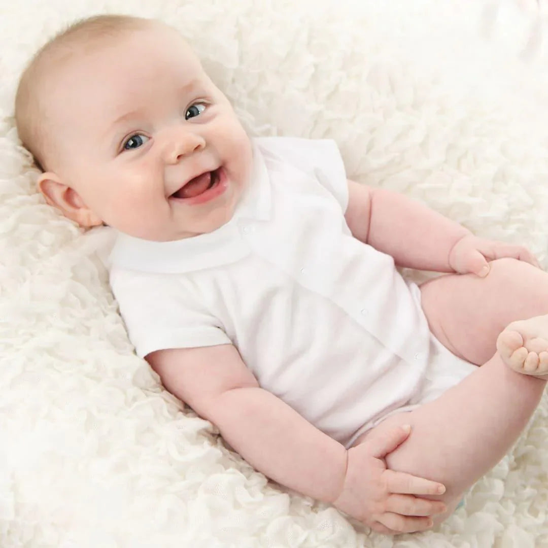 bebé vestido com Body branco dcom gola e ponho de camisa e a apertar à frente com molas, ideal para recém-nascidos e conforto diário