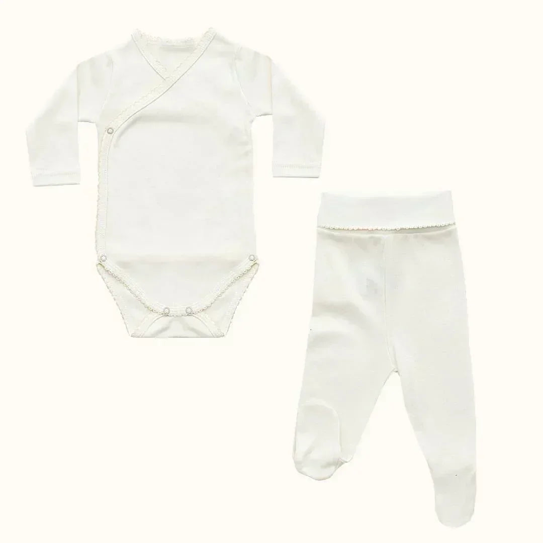 Conjunto de body de manga longa e calça básicos em algodão bege para bebê, fundo claro.