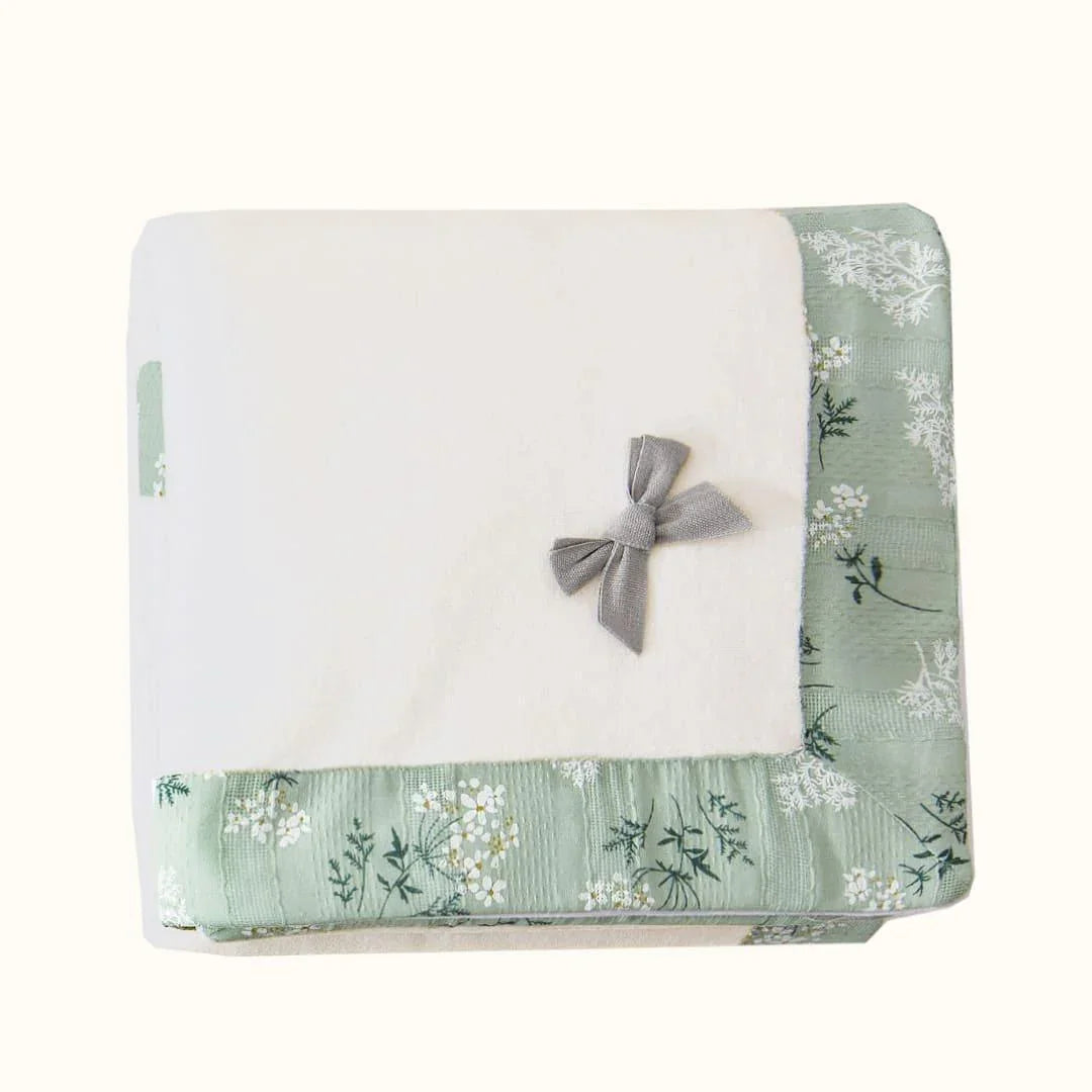 conjunto de roupa de bebê verde com detalhe floral e laço cinza, ideal para recém-nascido