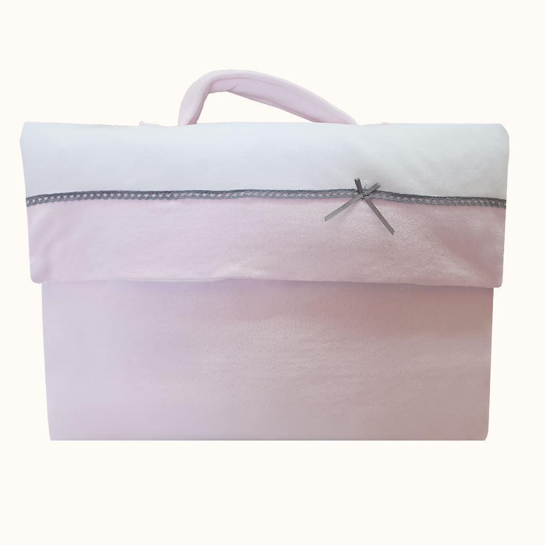 Bolsa de maternidade rosa clara em tecido macio com detalhe de laço cinza para enxoval de bebê.