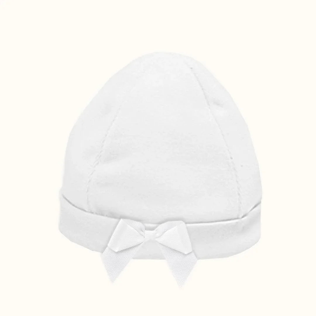 touca de bebê branca em algodão com laço, ideal para recém-nascido, confortável e delicada