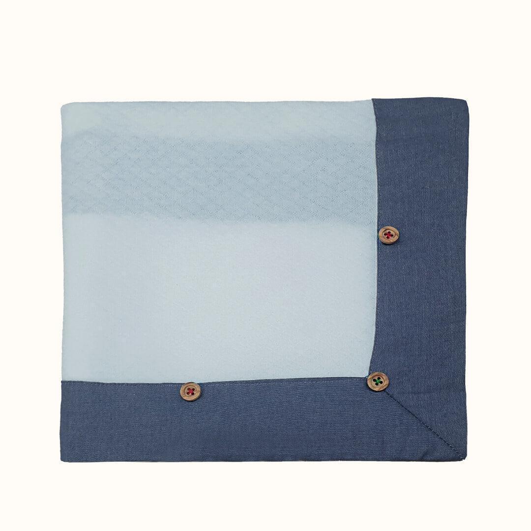 Manta de bebé azul clara com barra jeans azul escura e botões decorativos, enxoval recém-nascido