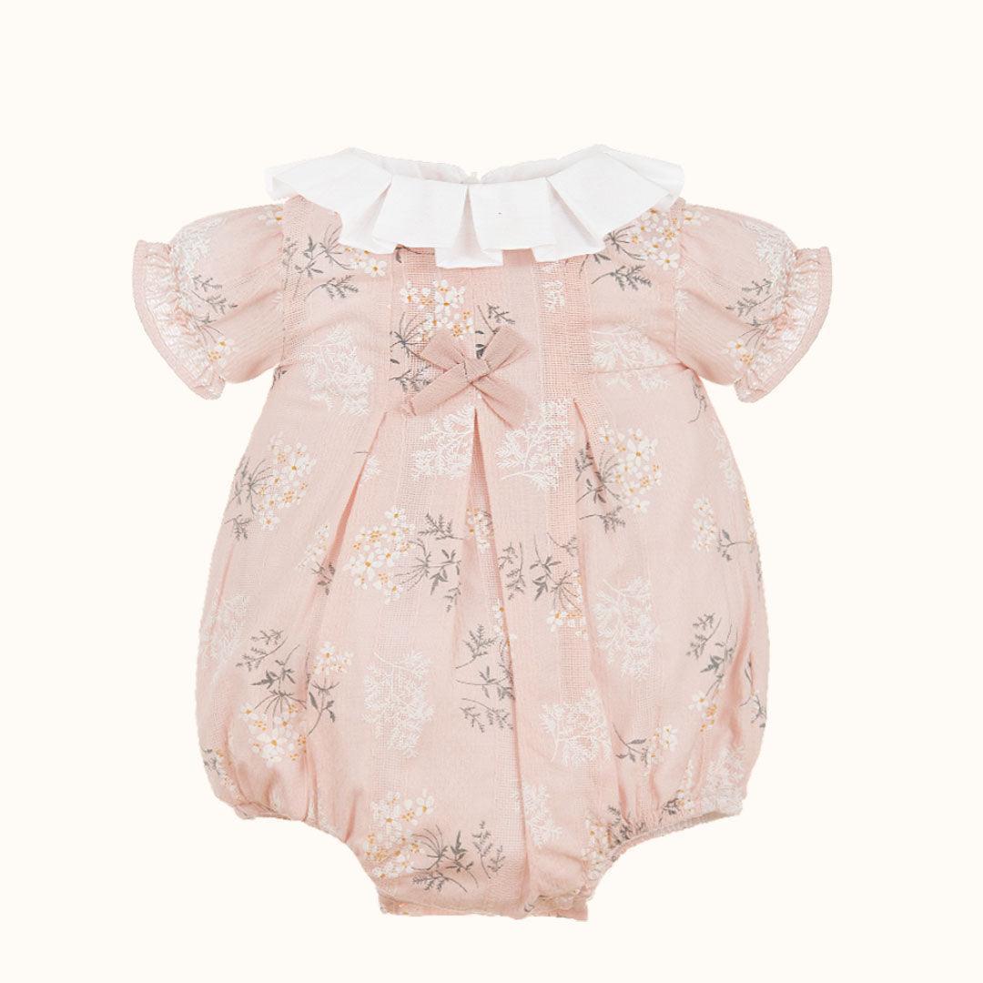 Fofo de bebê rosa com estampa floral delicada, gola branca e laço decorativo