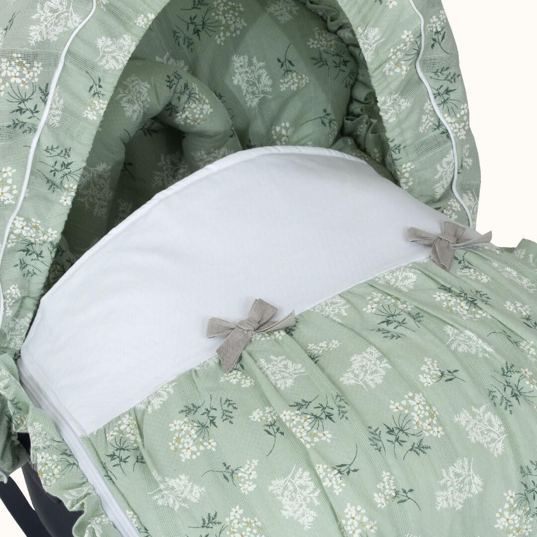 forra para bebé conforto verde com laços e estampado floral para carrinho
