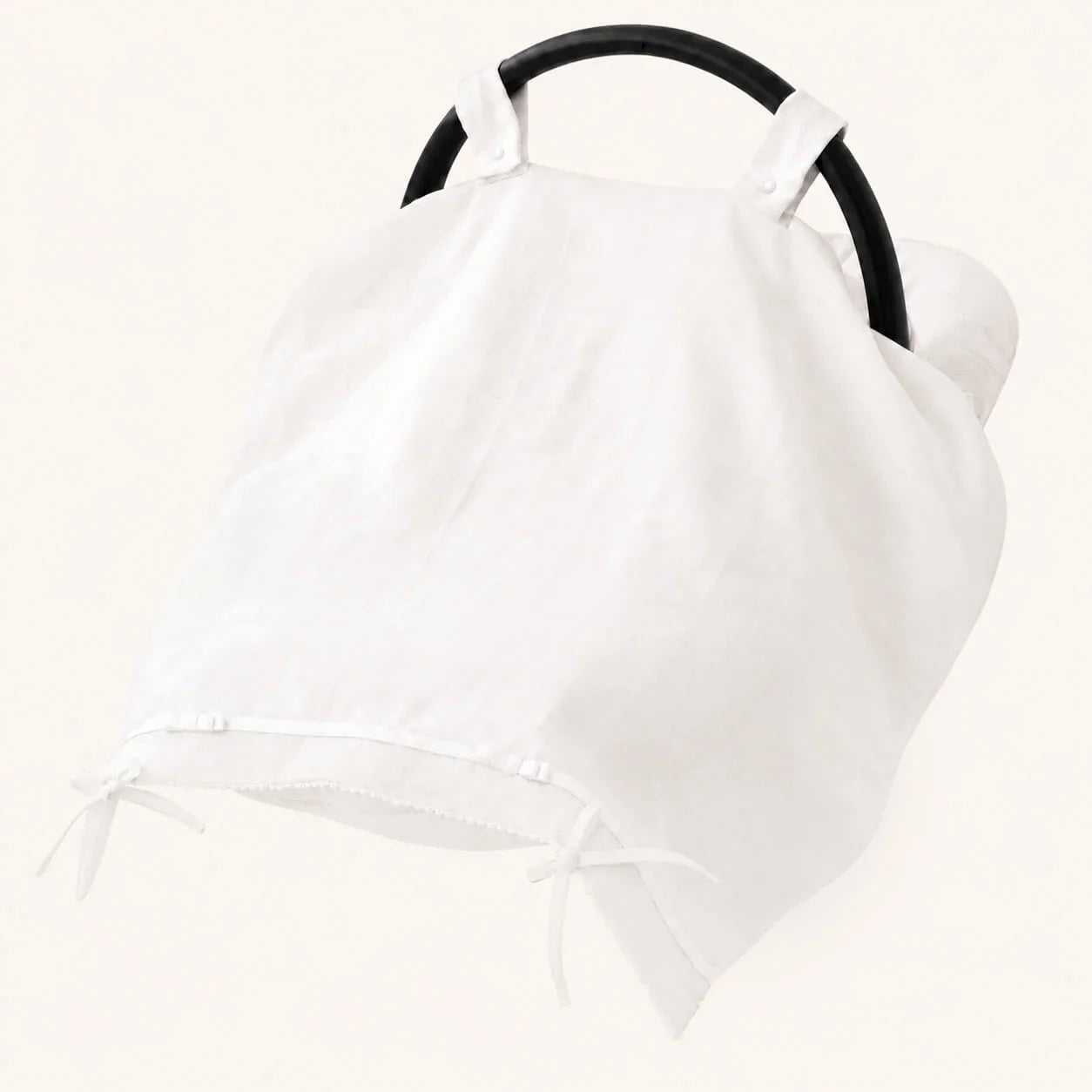 Capa de carrinho de bebê branca com laços, ideal para enxoval e conforto de recém-nascidos