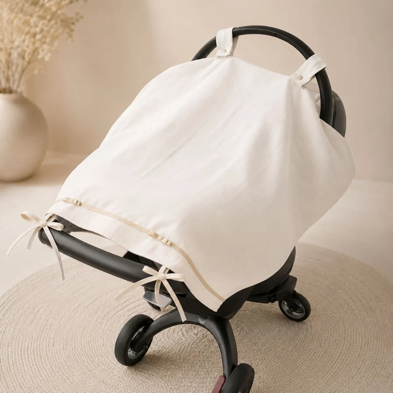 Capa protetora branca para carrinho de bebê com laços delicados e design confortável