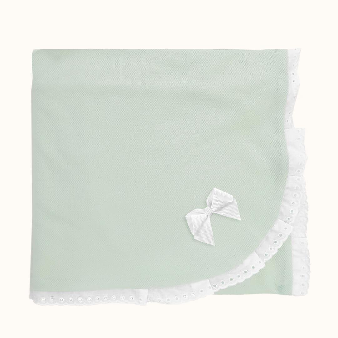 manta de bebé verde clara com renda branca e laço decorativo para recém-nascido