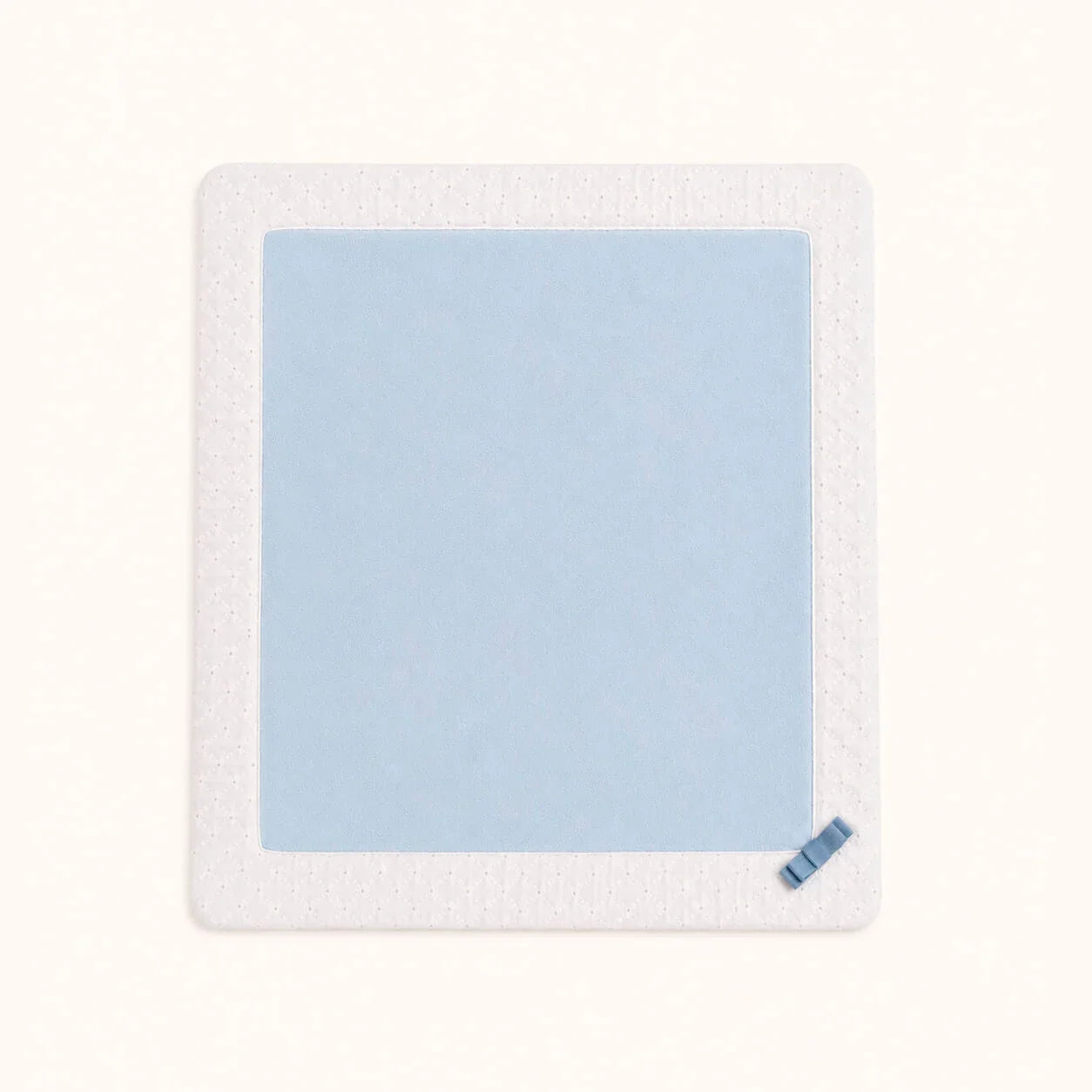 Toalha de bebê azul com borda branca e laço, ideal para pele delicada