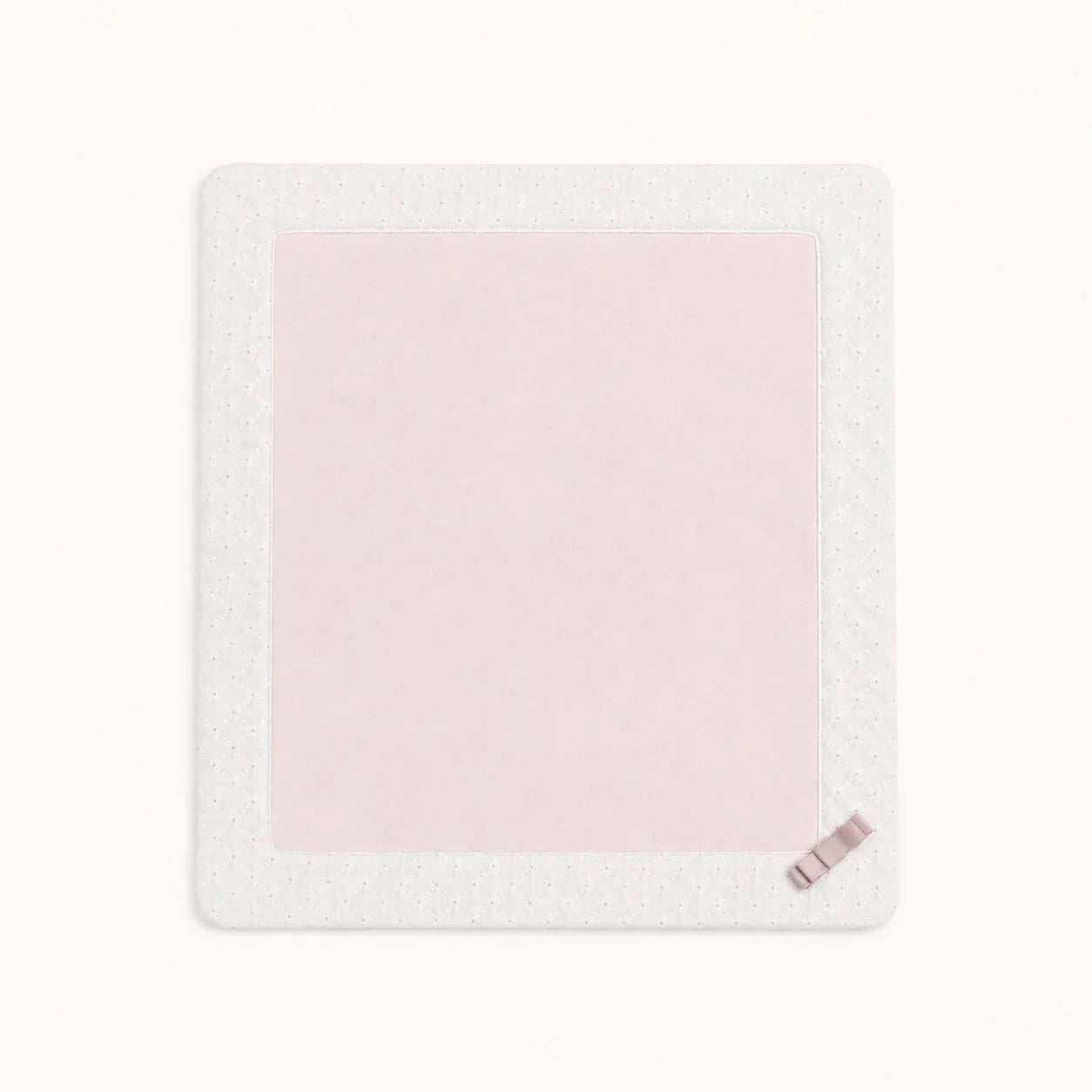 Toalha de bebê rosa com borda branca e laço delicado, ideal para recém-nascidos