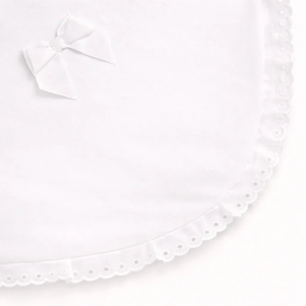 Manta de bebé branca com laço decorativo e borda rendada, detalhe elegante.