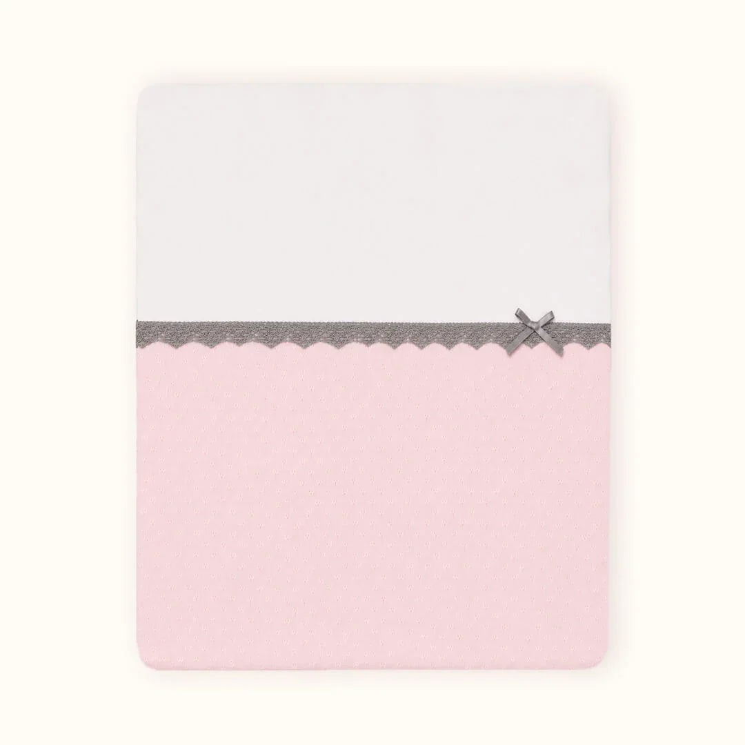 Manta de bebê rosa com detalhe em cinza e laço, ideal para enxoval de recém-nascido
