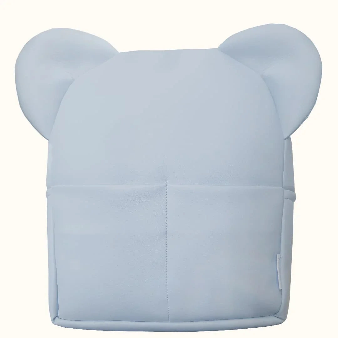 <img src="caminho/para/imagem.jpg" alt="mochila azul para bebé com orelhas">