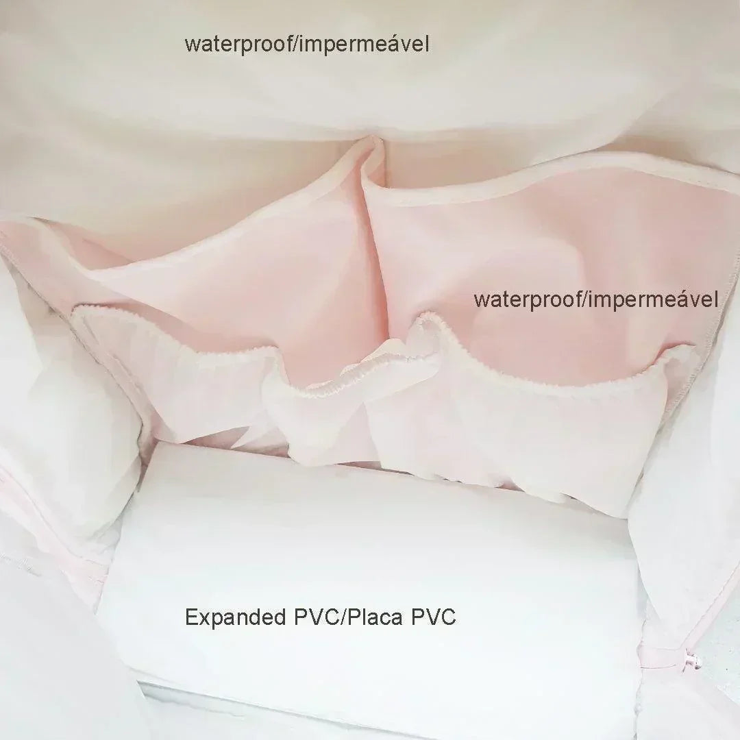 Interior de mochila maternidade cinza, bolsos impermeáveis e placa de PVC, organização prática.