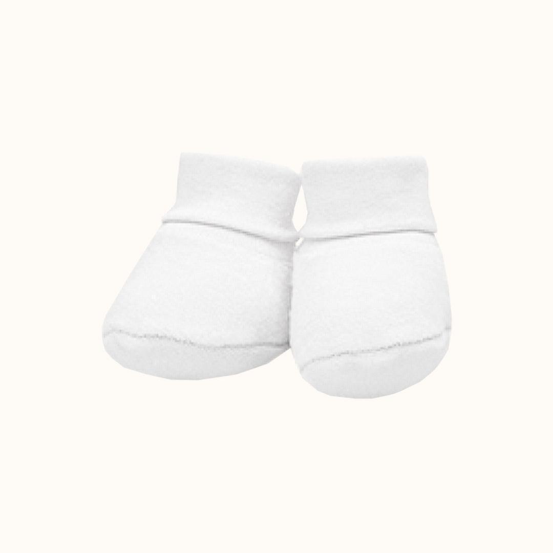 Pantufas de bebé brancas em algodão macio, ideais para recém-nascido