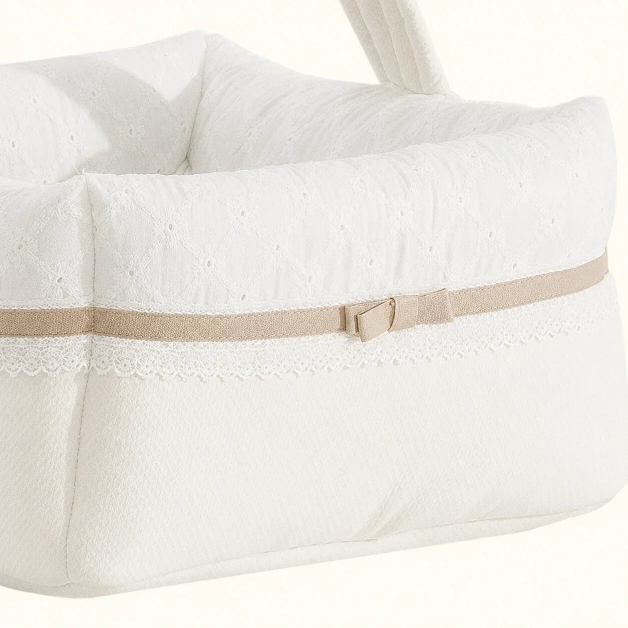 Cesto de bebé bege com renda e laço bege, ideal para enxoval de recém-nascido