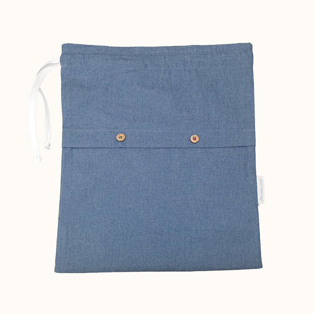 Saco de tecido denim azul claro para roupa de bebé, com botões de madeira e cordão branco