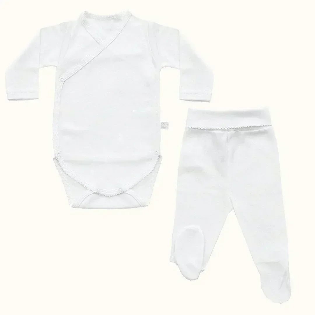 Conjunto de body branco manga longa e calça com pé para recém-nascido, em algodão.