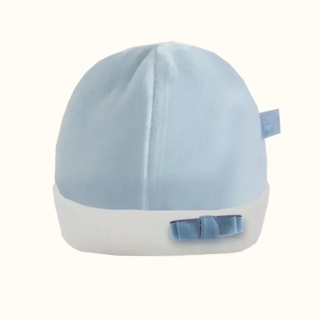 gorro de bebê azul claro com faixa branca e laço, roupa confortável para recém-nascido