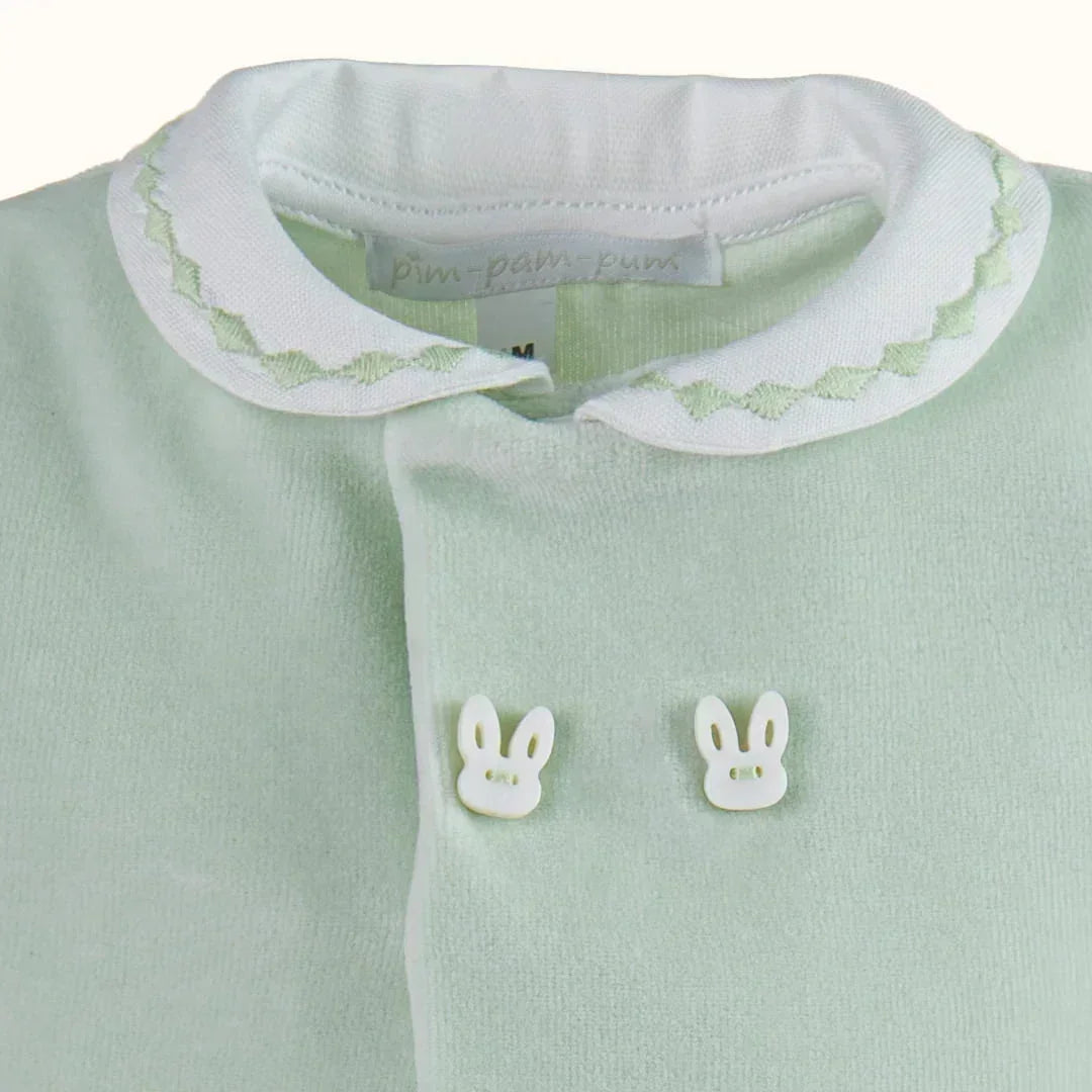 Camisola bebé verde com botões coelho e gola branca, ideal para recém-nascidos