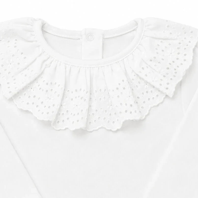 Camisola branca de bebé com gola franzida e detalhe em renda