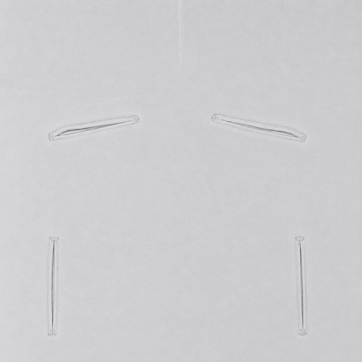 Roupa de bebé branca com detalhes sutis, ideal para recém-nascidos, confortável e de qualidade.